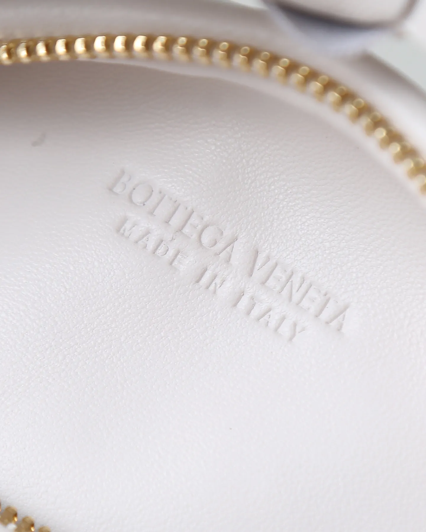 800. Bottega veneta͙.——-The latest braided and knotted hobo🔥 The top-grade lambskin leather is very soft, the bag shape is unique, practical and durable. It retains the traditional weaving elements while being a bit more flamboyant ~ Made of hand-woven sheepskin, zipper opening and closing, curved seamless structure, effortless to match. Highly recommended⚠️⚠️⚠️ The most high-end in the market🌈Welcome to compare [Factory complete package] size: 23x15x5cm.   Model: 651876